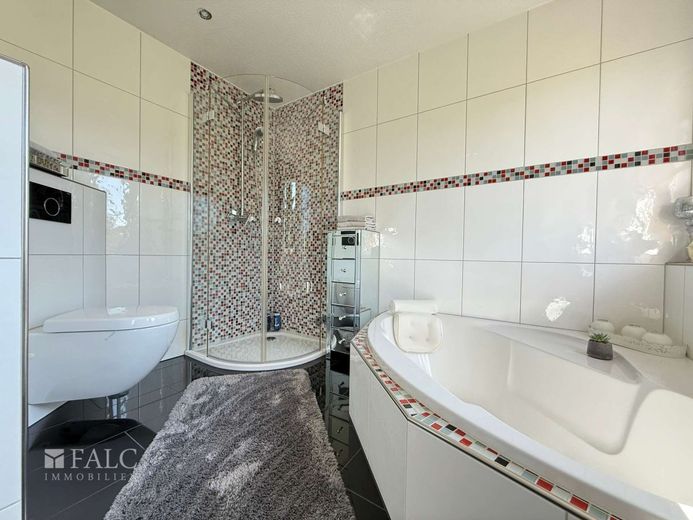 ***Elliehausen - Großzügige 4 Zimmer Dachgeschosswohnung mit Außenstellplätzen*** – Badezimmer