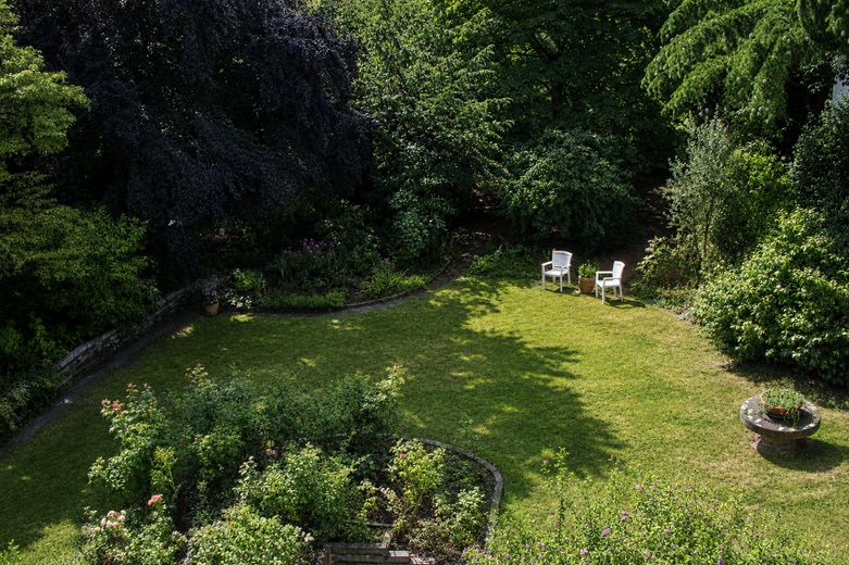 Affascinante villa su un ampio terreno divisibile, con alberi secolari e posizione elevata senza possibilità di edificazione antistante – Garten mit altem Baumbestand