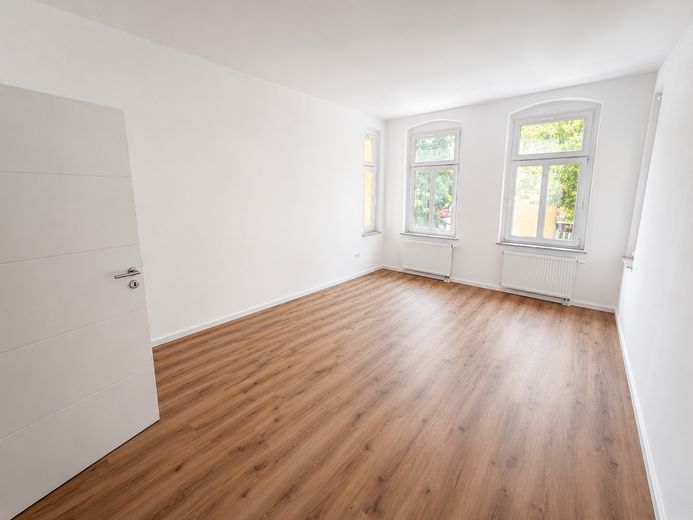 Kernsanierte 4-Zimmer-Wohnung mit moderner Einbauküche in zentraler Lage – Wohnzimmer 