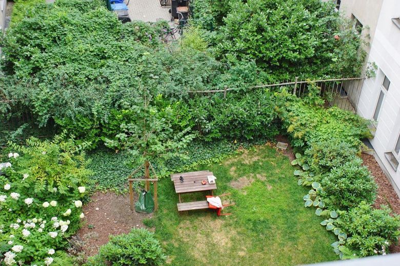 Provisionsfrei: 111 m² Altbau-Kapitalanlage mit 2 Südbalkonen, Helmholtz-Kiez Prenzlauer Berg – Innenhof v. oben