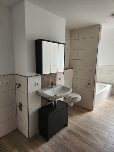 Sofort bezugsfrei! Moderne Dachgeschosswohnung mit Glasfaser, Balkon – inklusive Küchenzeile. – Bad1