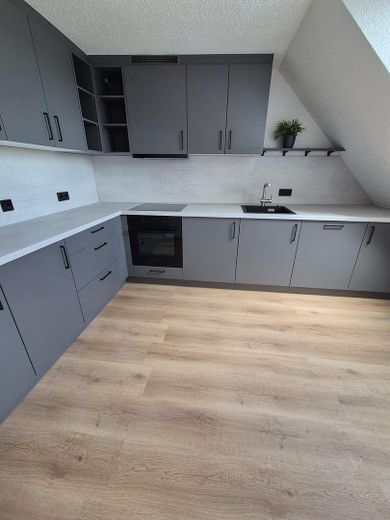 Frisch renovierte 5-Zi.-DG-Wohnung | Balkon | EBK | 85 m² | Schwäbische Alb | provisionsfrei – Küche