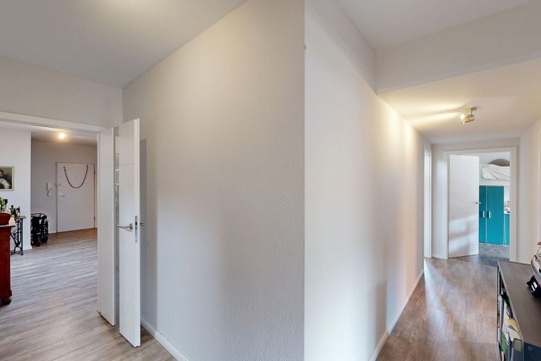 Lichtdurchflutete 4-Zimmer-Wohnung mit 138 m², inkl. Tiefgarage und Balkon in Hamburg-Bergedorf – Flur