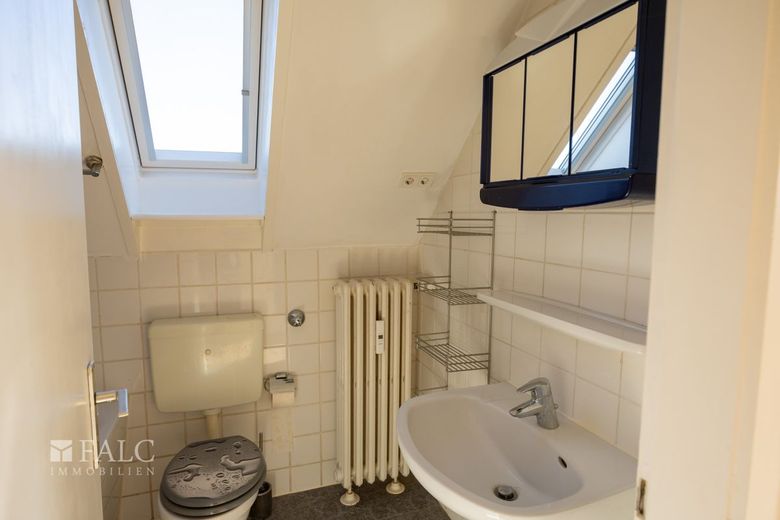 Kompakt, ruhig, zentral - 2-Zimmer-Dachgeschosswohnung mit optimalen Grundriss – Bad