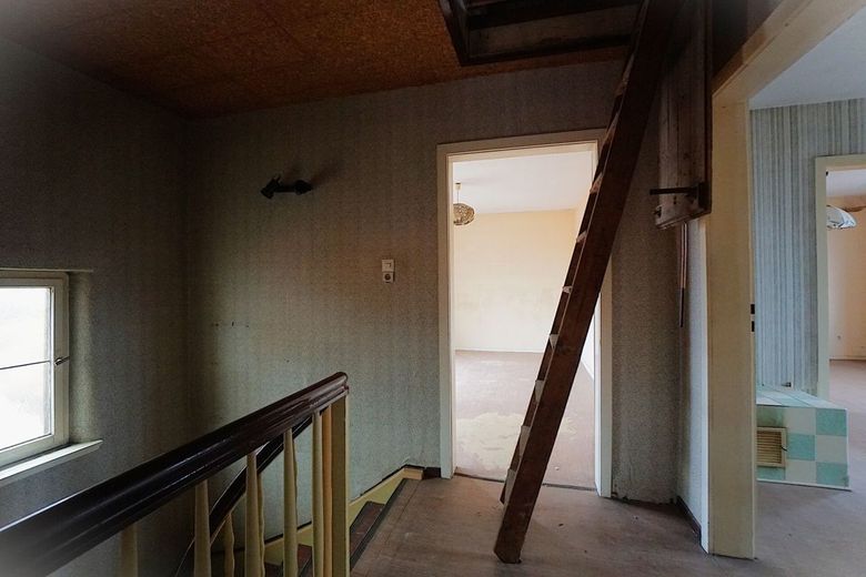 Familienprojekt mit Zukunft: Einfamilienhaus mit großem Grundstück und vielen Möglichkeiten – 1OG_Gang