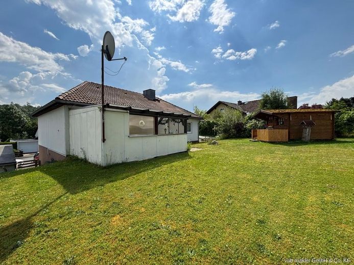 Ruhig gelegenes Einfamilienhaus mit Einliegerwohnung und großem Grundstück in Oberkotzau – VUB0002472-14