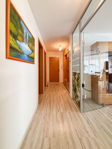 Modernes Wohnen nahe dem Rhein: Barrierefreie 3-Zimmer-Wohnung mit Balkon &amp; Tiefgaragenstellplatz – Flur