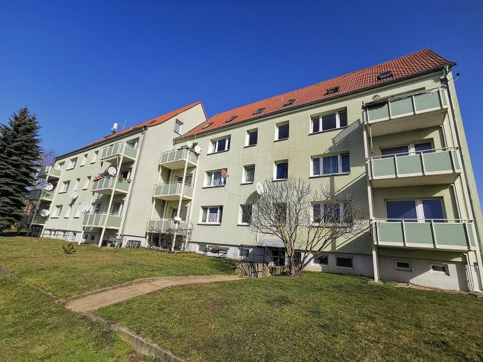 Frisch renoviert: 4 Zimmer, Balkon, EBK und Stellplatz – Außenansicht 2