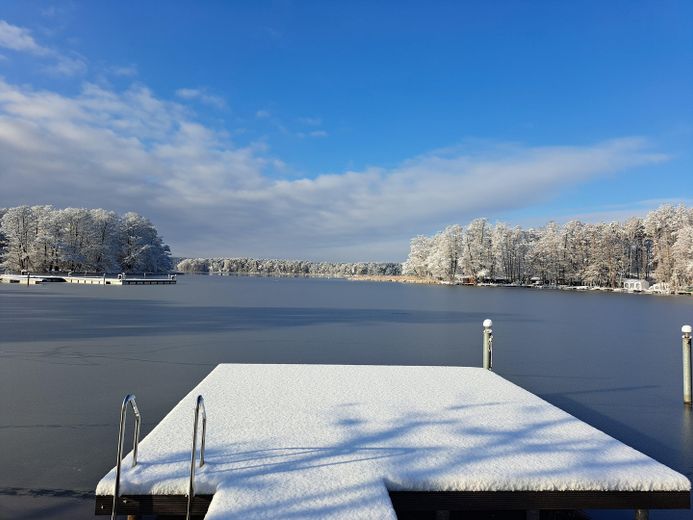 Groß Köris’te su kenarlı taşınmaz, İskele ve misafir evi bulunan seçkin göl mülkü- komisyonsuz – Winteridylle