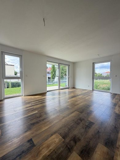 Trilocale al piano terra quasi nuovo con terrazza e giardino – Wohnbereich