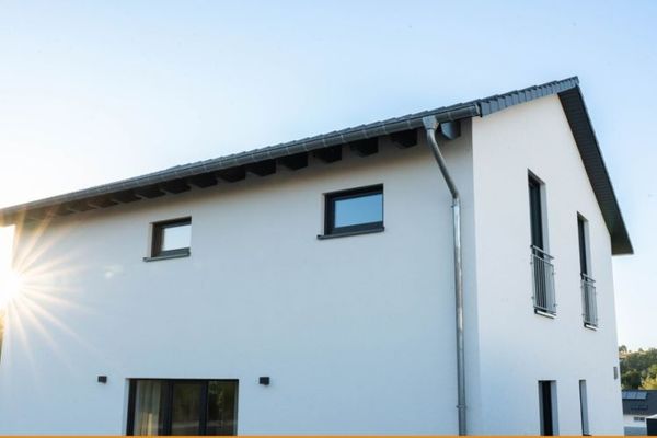 Neuwertiges Einfamilienhaus mit A+, Wärmepumpe und Doppelgarage in Oberkotzau