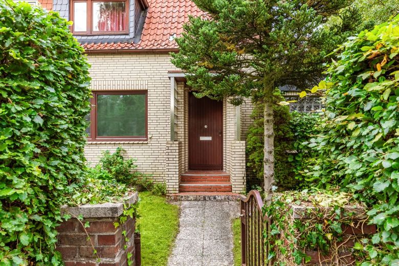 Sanierungsbedürftige Doppelhaushälfte mit großzügigem Grundstück und Doppelgarage in HH-Rahlstedt – Eingangsbereich