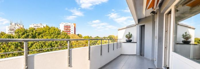 Renovated 2-room apartment with large balcony, garage & elevator in Buxtehude