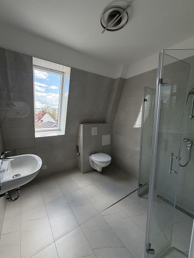 Moderno appartamento di nuova costruzione in posizione tranquilla e centrale a Berlino-Gropiusstadt! – Bad + WC