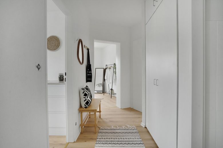 Da entrare subito! Luminoso appartamento di 2 locali modernizzato a Norimberga – prima occupazione dopo la modernizzazione – Flur