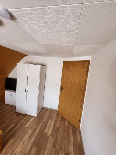Günstiges, gepflegtes freistehendes Einfamilienhaus mit EBK in Kirchzell (Odw.) – Schlafzimmer1