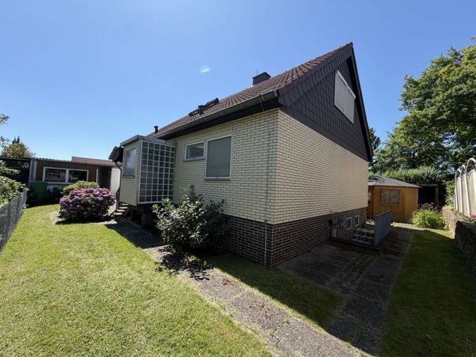 !PROVISIONSFREI! Gemütliches Haus in Vellmar (5–6 Zi., 589 m² Grundstück): 3 Garagen, Keller, Kamine, Terrasse ++ Modernisiertes Streif-Fertighaus, Bj. 1976, Anbau 1984 ++ Mögl. Monatsrate: 1.313,87 € – Foto 1