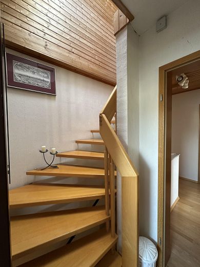 Двоквартирний будинок у Pfungstadt-Esb./Eich на продаж – Treppe zum Dachgeschoss