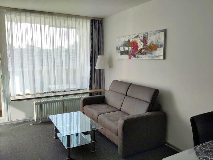 Freies Apartment auf dem Olympia-Einkaufszentrum, provisionsfrei von privat – Sofa