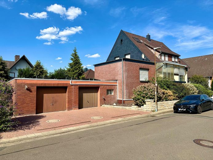 Modernisiertes Zweifamilienhaus in zentraler Lage – Neustadt am Rübenberge – Garagen/Stellplätze