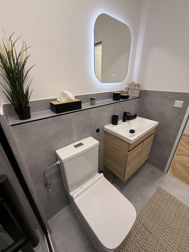 Moderne Toilette u Waschbecken