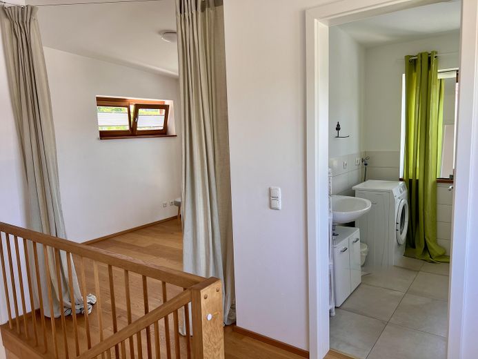 Lichtovergoten maisonette met eigen tuin & twee terrassen op rustige locatie, nabij het bos – Galerie / Eingang Bad