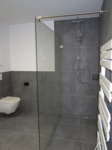 Neubau 2,5-Zimmer-Wohnung 2. OG in Herrenberg mit Küche, Garage, Wallbox, gehobene Ausstattung – WC Bad
