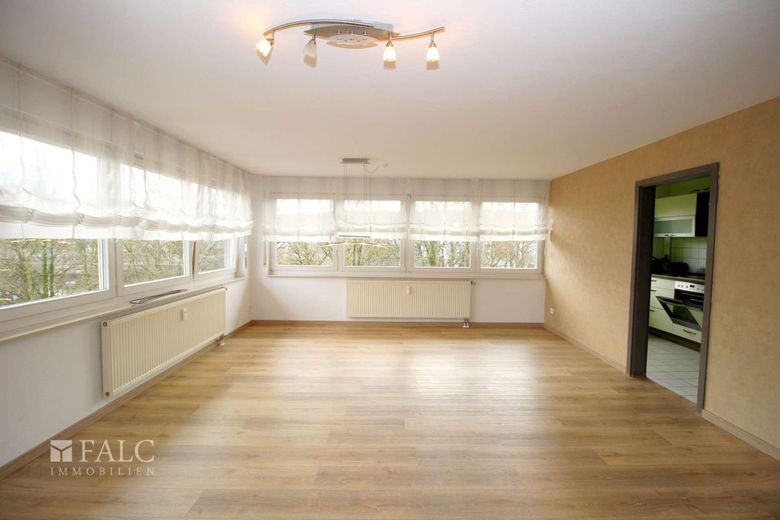 Exklusives Penthouse im Zentrum – Wohnzimmer mit Essbereich