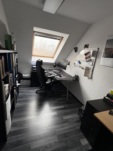 Zusätzliches Zimmer, z.Zt Büro