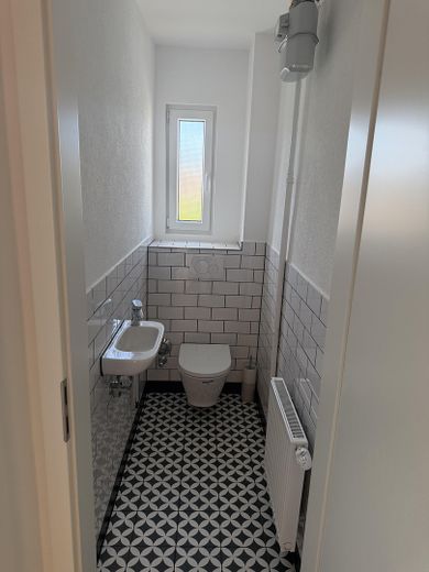 Classico e bello. Appartamento di 2 locali lussuosamente ristrutturato nel rinomato quartiere occidentale di Stoccarda. – WC seperat
