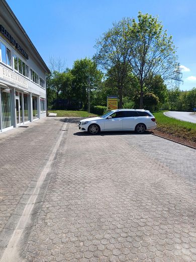 Veelzijdig bruikbaar commercieel vastgoed (kantoor, praktijk, hal, studio, ambacht, handel). 1a-locatie – Außen Parkplätze