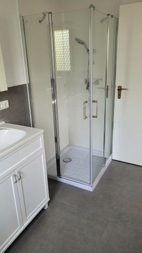 Güzel, aydınlık, yeni yenilenmiş 3 odalı daire – Badezimmer