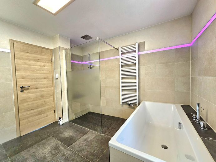 Moderne 3,5 Zimmer EG Wohnung 155 m² Wohnfläche + 190 m² Nutzfläche mit Balkonen & Terrasse & Garten – Badewanne und begehbare Dusche