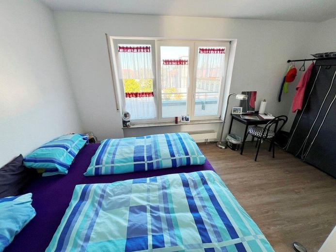 BEZUGSFREIES DACHGESCHOSS MIT EINBAUKÜCHE – ruhiges Schlafzimmer zum Innenhof