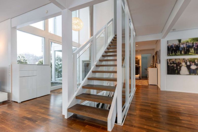 Hochwertige Design-Villa am Ortsrand – Treppenaufgang