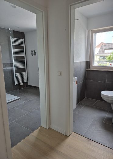 Badezimmer mit getrenntem WC