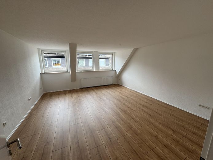 Helle und frisch sanierte 3 Zimmer Wohnung – Wohnzimmer