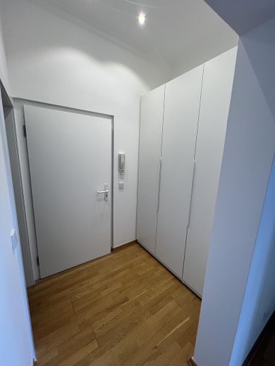 Helle 2 Zimmer Wohnung in der Carlstadt – Flur mit Einbauschrank