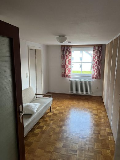 CASA PLURIFAMILIARE VERSATILE CON POSSIBILITÀ COMMERCIALE E POTENZIALE DI AMPLIAMENTO – Ankleide 1 OG