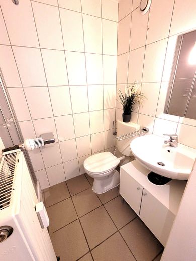centralnie położony apartament gotowy do zamieszkania dla osób dojeżdżających / studentów, w tym prąd i internet (mieszkanie w budynku z garażem podziemnym) – Bad