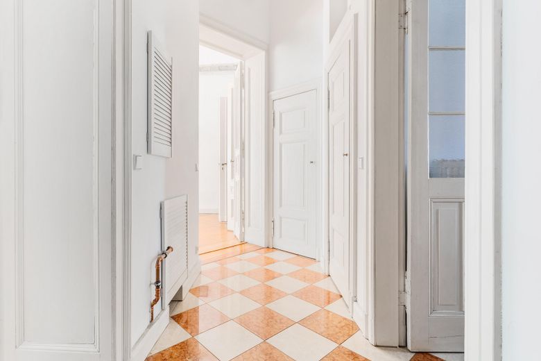 Appartement de 4 pièces rénové, sans commission, au cœur de Kreuzberg ! Prix à négocier – Flur