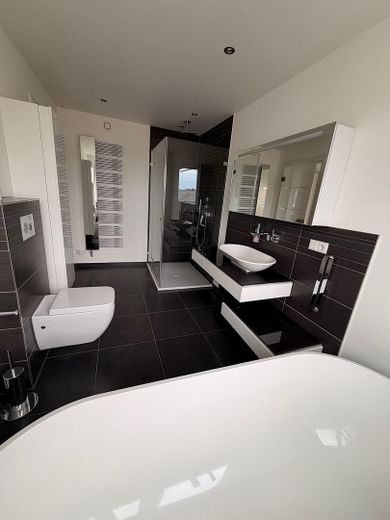 Limburg şehir merkezinde lüks penthouse – 196 m², katedral manzarası, whirlpool ve Gaggenau mutfak – Bad en suite Schlafz. 1