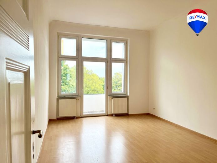 Provisionsfrei: Bezugsfertige, moderne 2-Zimmer-Wohnung mit Balkon &amp; Fahrstuhl  in Berlin Spandau – Wohnzimmer