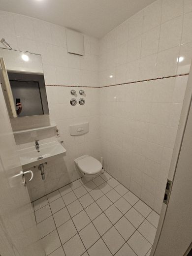 Maxvorstadt: Ruhige 1-Zimmer-Gartenwohnung in Toplage – nur 3 Min. zur U-Bahn! – Bad