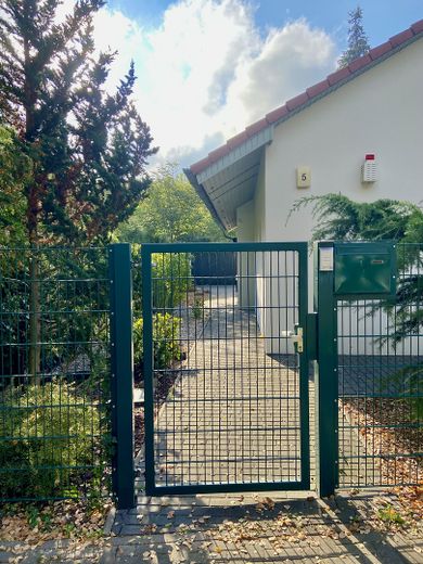 Hausseite li m. Eingangspforte