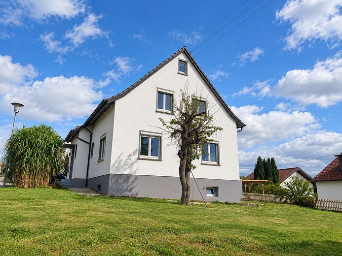 Freistehendes EFH in Toplage von Erbach – frisch renoviert, sonnig & ruhig – Hausansicht