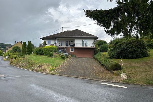 Casa unifamiliare curata con grande terreno in vendita