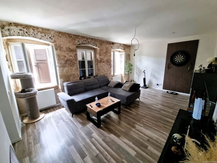 Prestigeträchtige Anlageimmobilie im Grünen und der Möglichkeit zur Pferdehaltung – Wohnzimmer Wohnung 1. OG