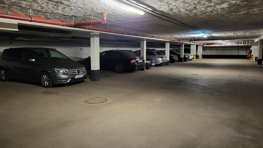 Zemin kat-yeni yenilenmiş-ayrı giriş-balkon-kapalı otopark-özel şahıstan – Tiefgarage