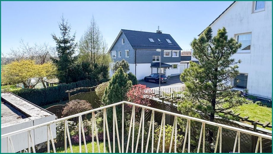 GENERATIONENHAUS MIT VIEL PLATZ IN SCHÖNER WOHNLAGE NÄHE STADTZENTRUM VON RADEVORMWALD, PROVISIONSFREI – Schöner Blick vom Balkon in die Wohnumgebung